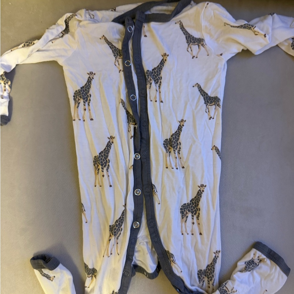 Kyte BABY White and Gray Giraffe Button Romper